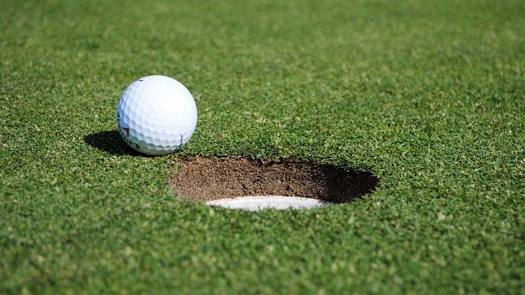Golf fairway, Rory Sabbatini leads the Boeing Classic at Snoqualmie Ridge